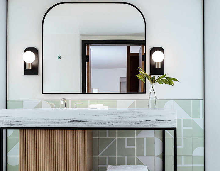 king guest bathroom with sink and mirror